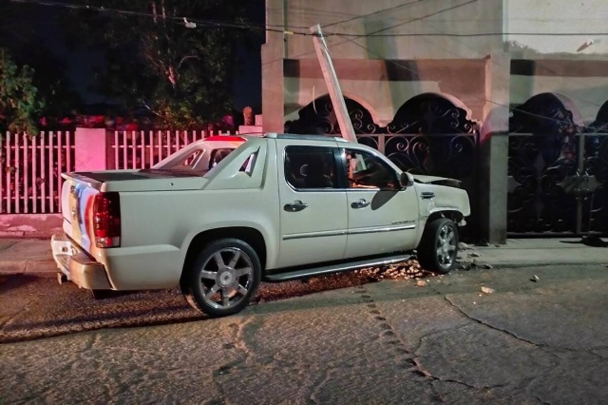 Automovilista ebrio choca contra auto estacionado y poste