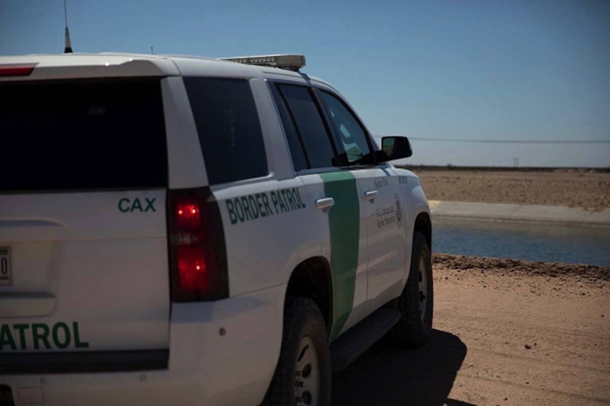 Rescatan a migrante de canal en Yuma