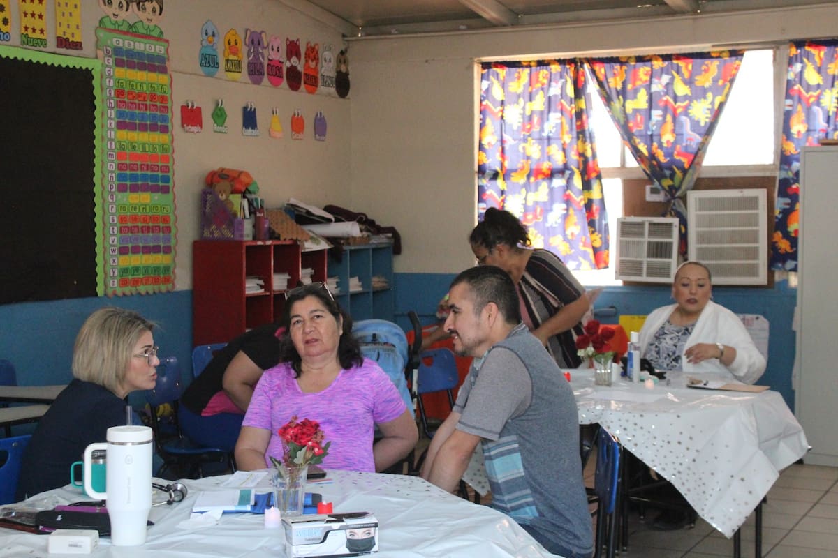 Estudiantes de preparatoria de CETYS Universidad ofrecieron servicios gratuitos de salud, asesoría y apoyo social para beneficiar a personas en situación vulnerable l Foto: Cortesía