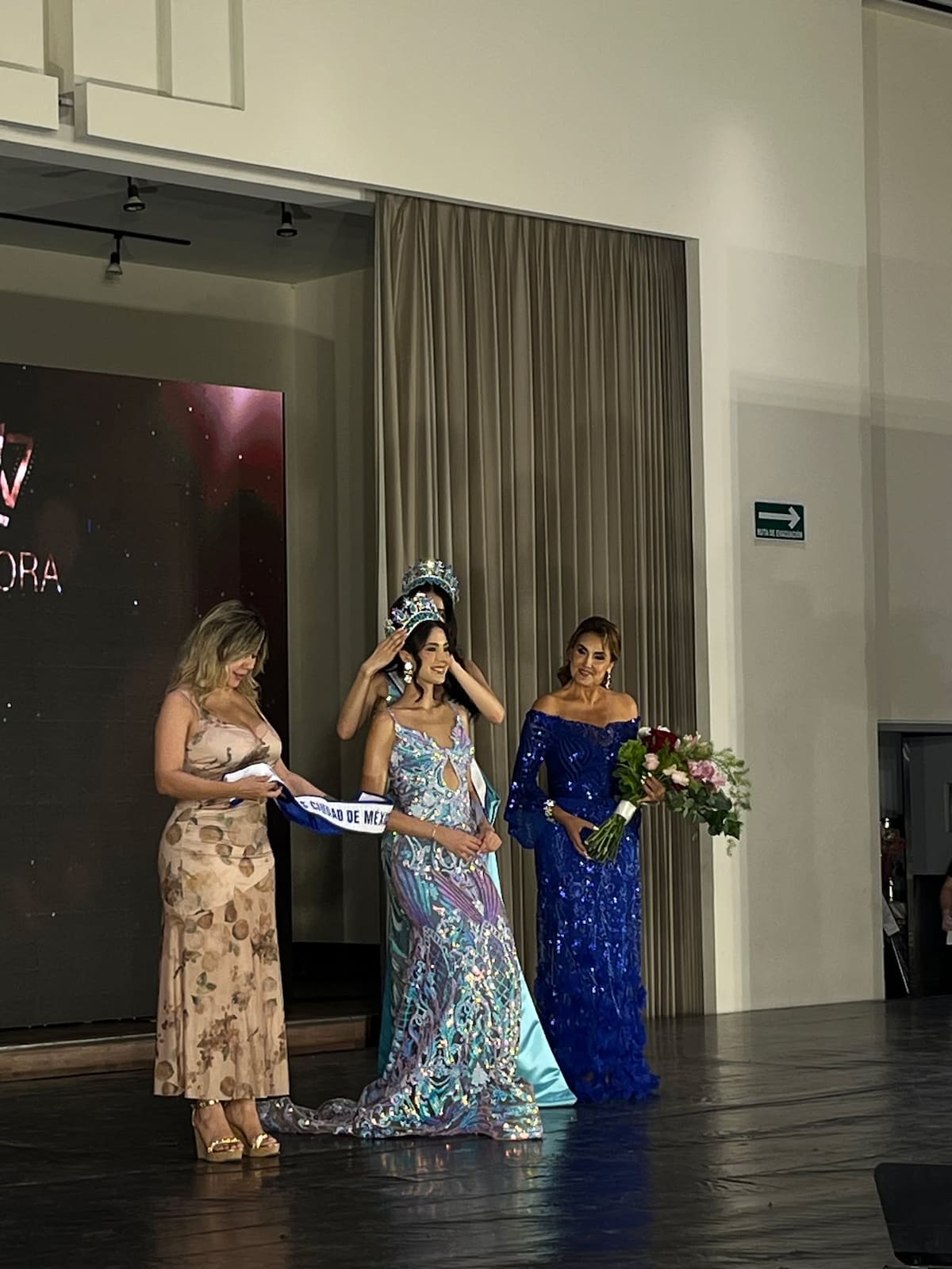 La nueva reina, Evelín Castillo, recibe la banda y el ramo que la acreditan como Miss Ciudad de México 2026. / Foto: Linda Soto