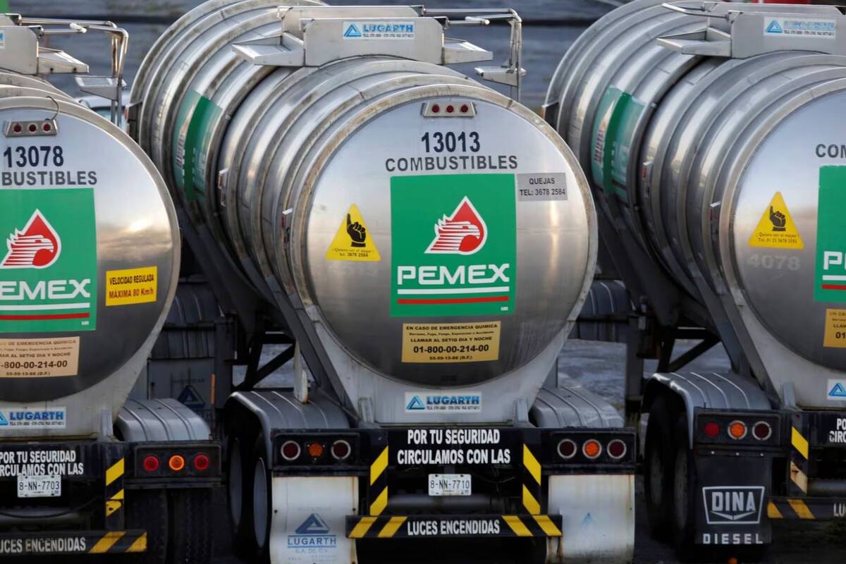 Pemex anuncia incremento camiones de transporte de combustible en México