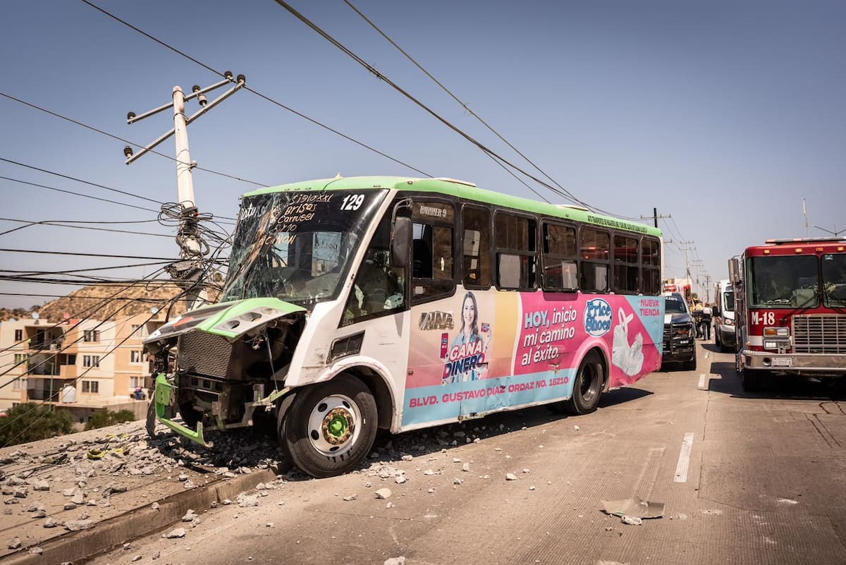 El accidente dejó dos personas lesionadas, un poste de la CFE derribado y afectaciones al suministro eléctrico en el fraccionamiento Vistas del Sol.
Fotos: Border Zoom.