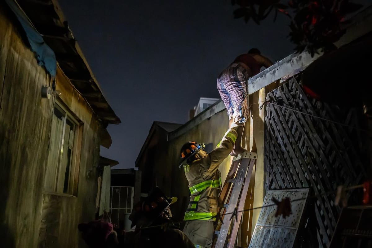 Un conato de incendio registrado la noche del lunes en una vecindad de la colonia Castillo generó la movilización de cuerpos de emergencia, sin que se reportaran personas lesionadas. Border Zoom