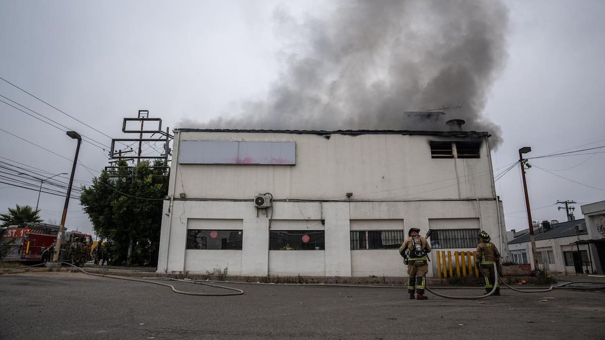 Evacúan a 70 personas por nuevo incendio en el bar Nonis de Otay