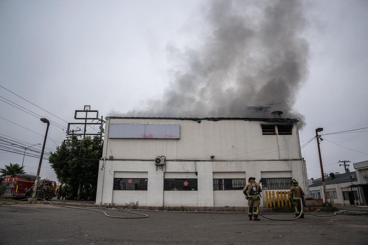 Evacúan a 70 personas por nuevo incendio en el bar Nonis de Otay