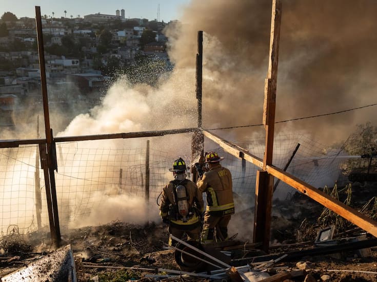 Incendio consume dos casas en zona de invasión