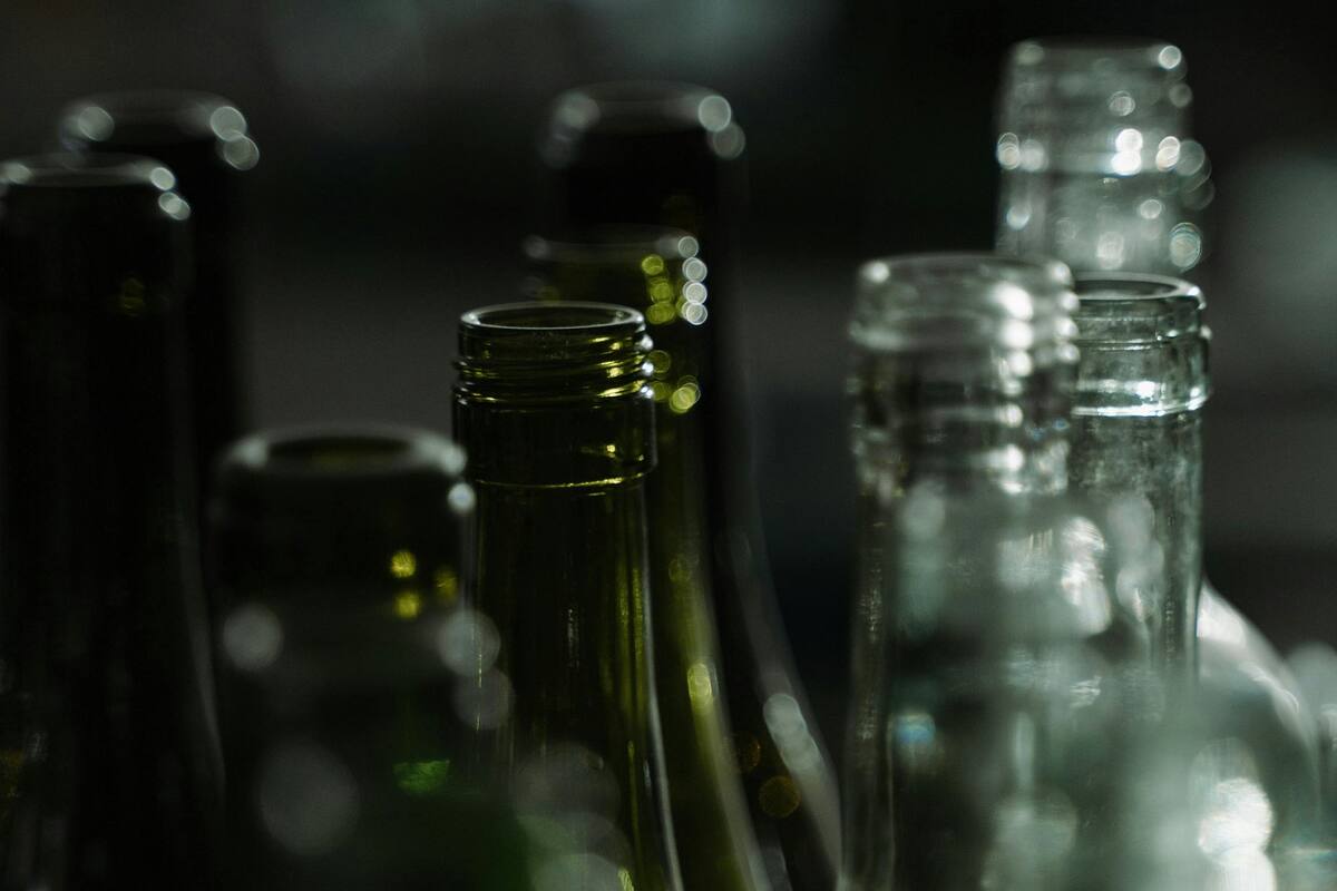 Hombre bebe una botella de licor entera para cumplir un reto en 2 minutos, esto fue lo que ocurrió