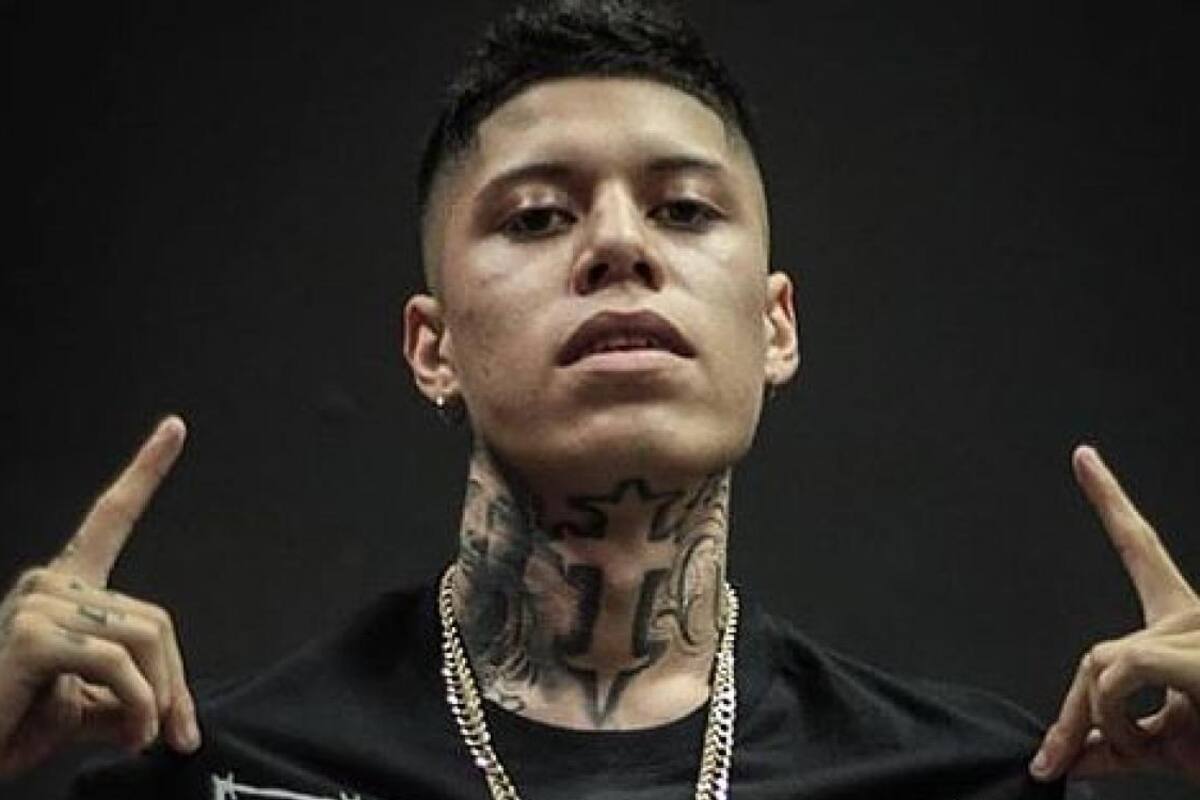 Santa Fe Klan llega a la inauguración de su tienda rodeado de policías