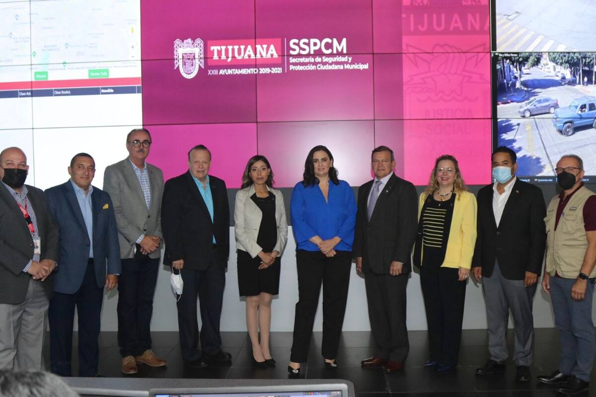 Inaugura Karla Ruiz Macfarland el video Wall dentro del centro de control y mando