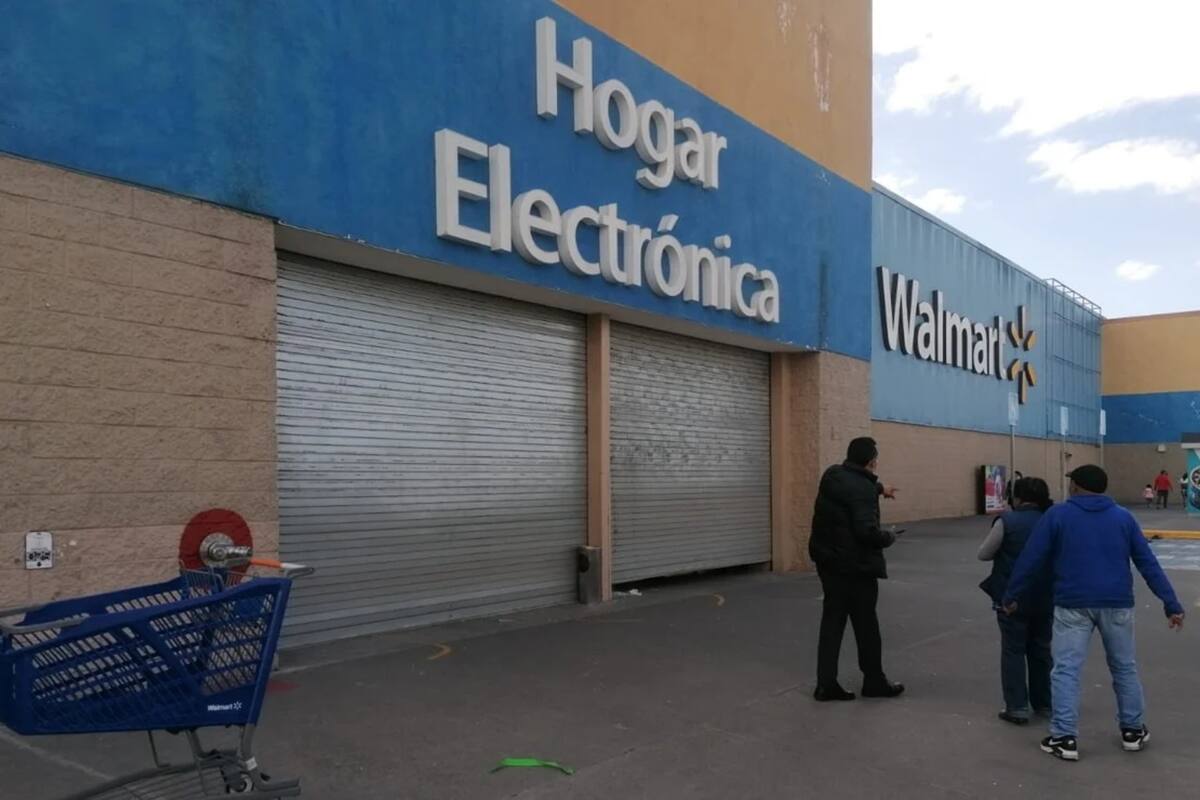 Ladronas quedan encerradas dentro de un Walmart en Edomex y se desata riña con empleados