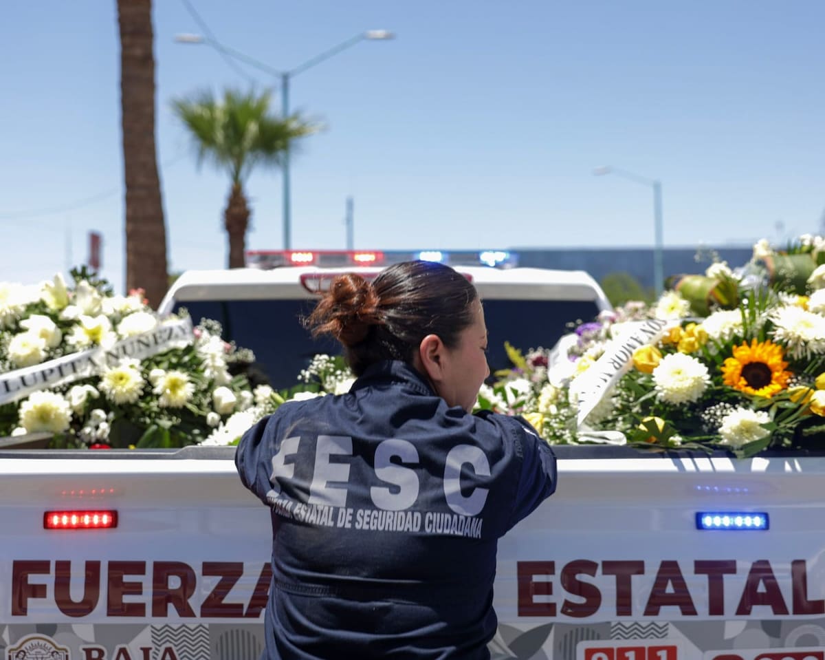 Compañeros, familiares y autoridades despiden con honores al agente de la Fuerza Estatal de Seguridad Ciudadana Rubén López Orduño, asesinado junto con su esposa en la colonia Zaragoza. (Foto: Javier Gallegos)