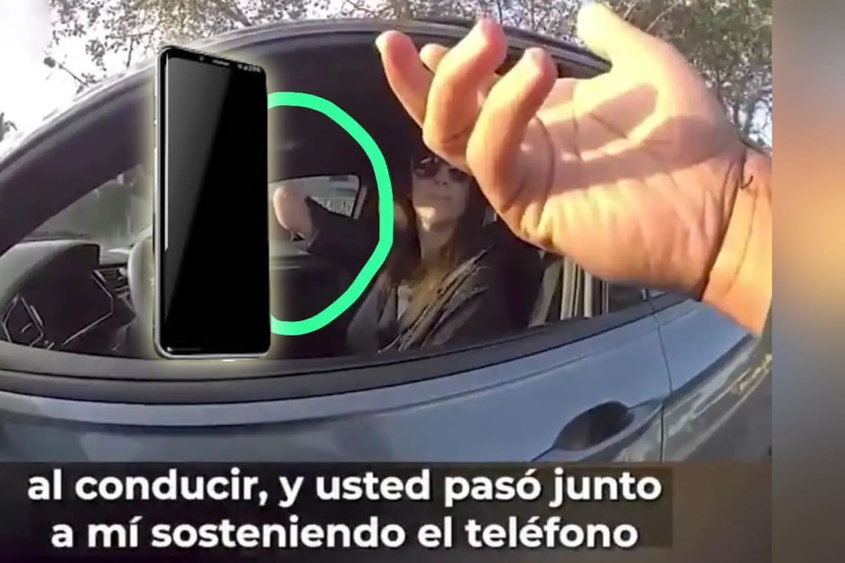 Policía acusó a mujer sin mano de agarrar su celular mientras conducía pero al revisarla descubrió su error