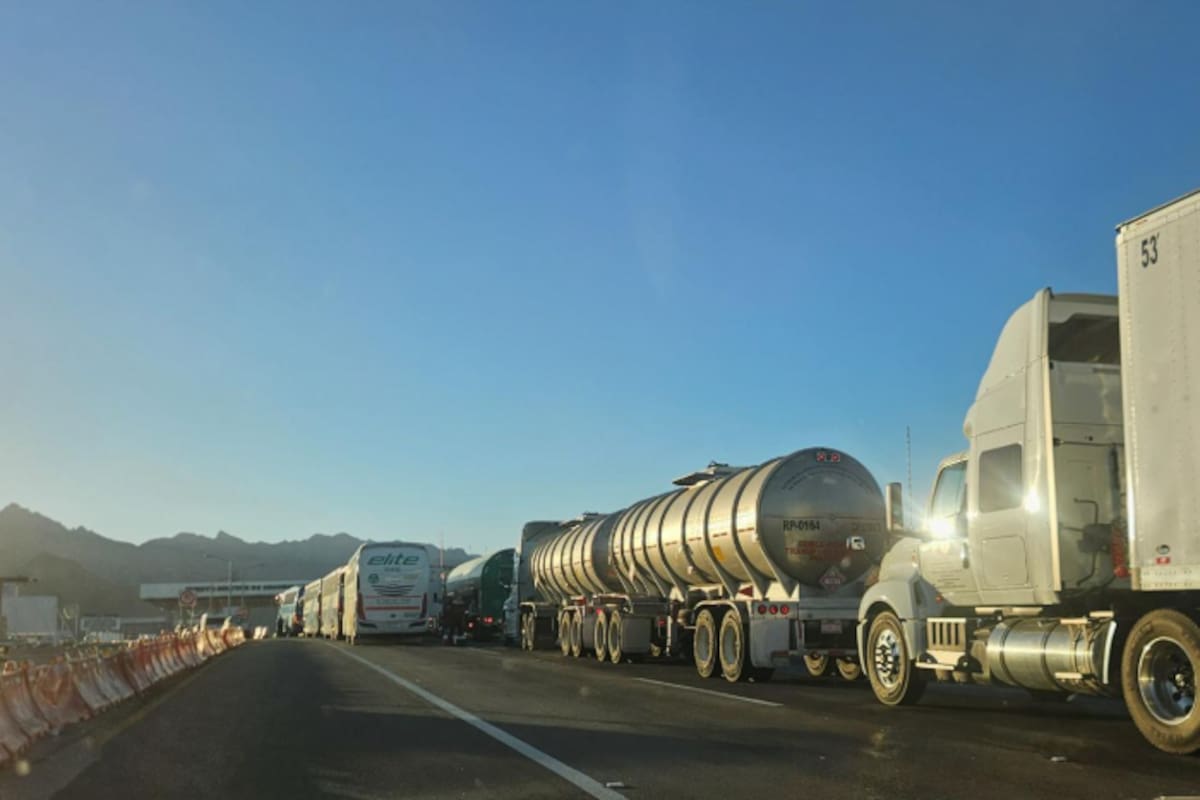 Trailero sufre embolia y choca en retén militar