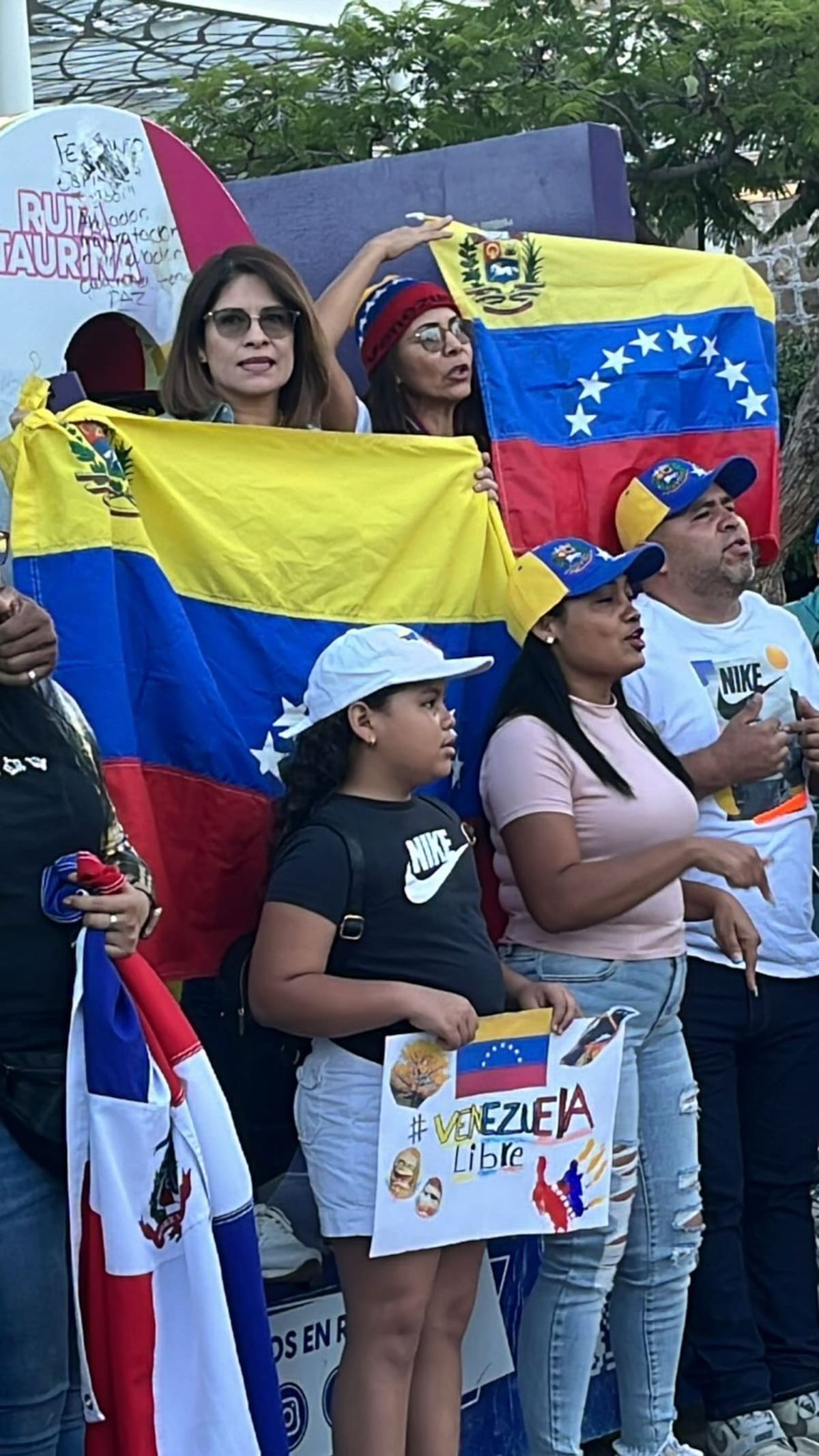 Los venezolanos salieron con su bandera tricolor y pancartas. Foto: Cortesía.