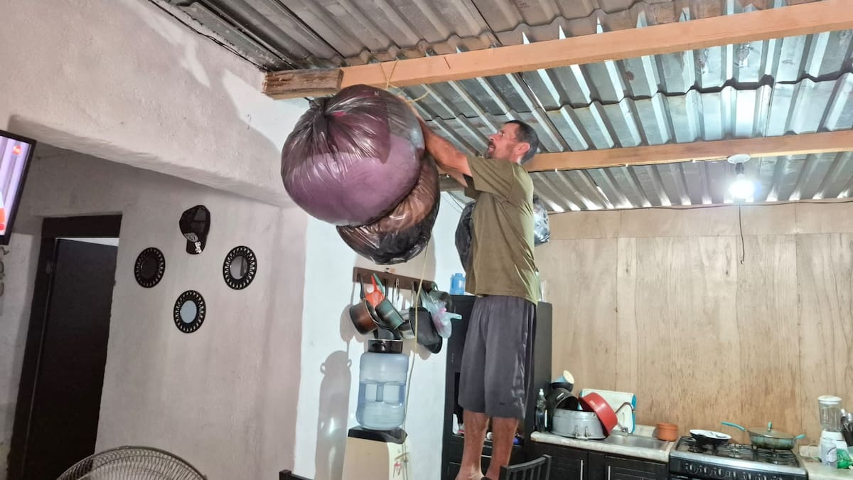 Julián Javier Camacho guarda la ropa de su familia en bolsas para prоtegerla por si entra el agua a su casa en la colonia Pitic de Empalme.