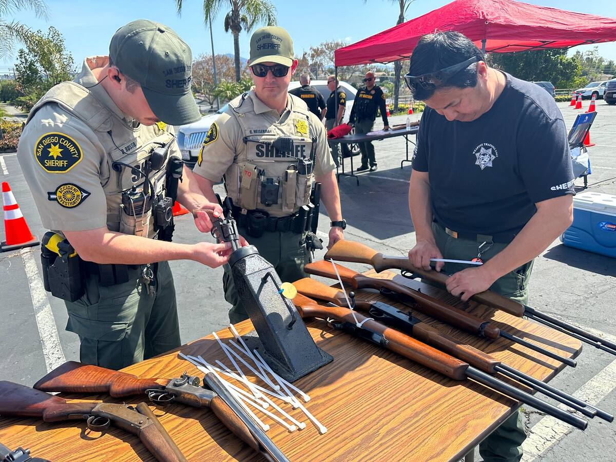 También se entregaron candados de cable y cajas de seguridad para armas a personas que buscan asegurar las armas de fuego guardadas en sus hogares.