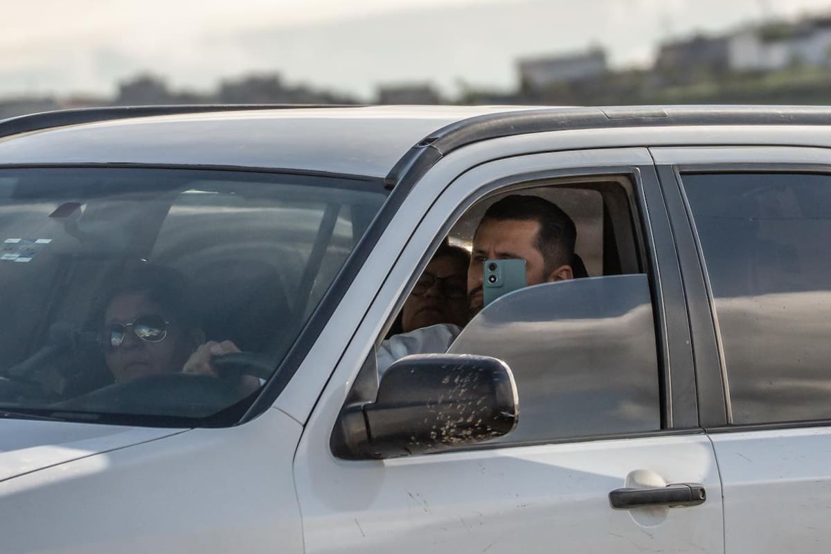 Un choque entre dos vehículos derivó en la volcadura de uno de ellos sobre la carretera libre Tijuana–Rosarito, donde los ocupantes resultaron ilesos y una conductora fue atendida en el lugar. Foto: Border Zoom