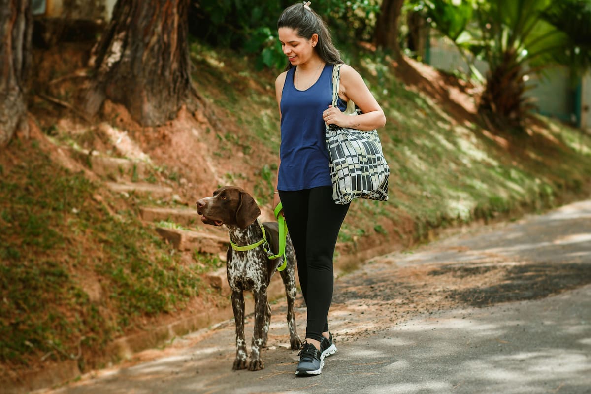 Caminar en ayunas o después de comer: qué dice la evidencia y cómo aprovecharlo mejor