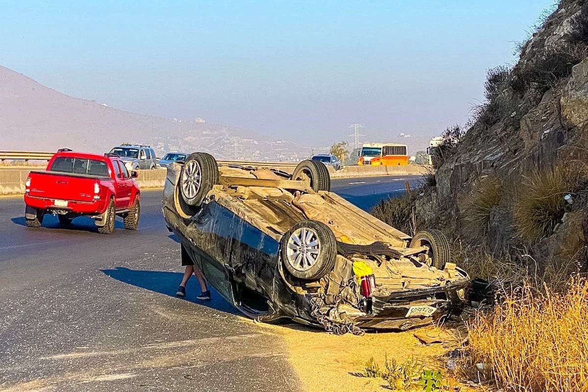 Vehículo vuelca en carretera libre Tecate-Tijuana
