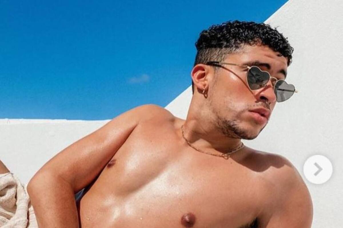 Bad Bunny cubre su desnudez con una simple toalla y da cuentas de Spotify Premium