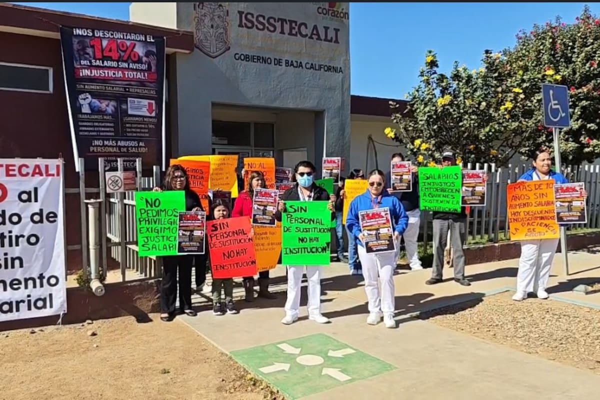 Personal de Issstecali se manifiesta en San Quintín