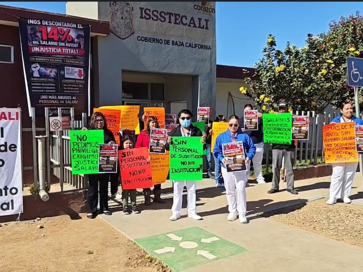 Personal de Issstecali se manifiesta en San Quintín