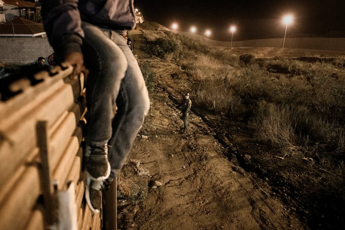 Juez emite orden para paralizar ley de Trump que endurece permisos a migrantes