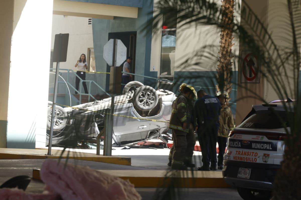 Confusión de pedales provocó caída del vehículo en el estacionamiento del Hospital San José; conductora se encuentra estable