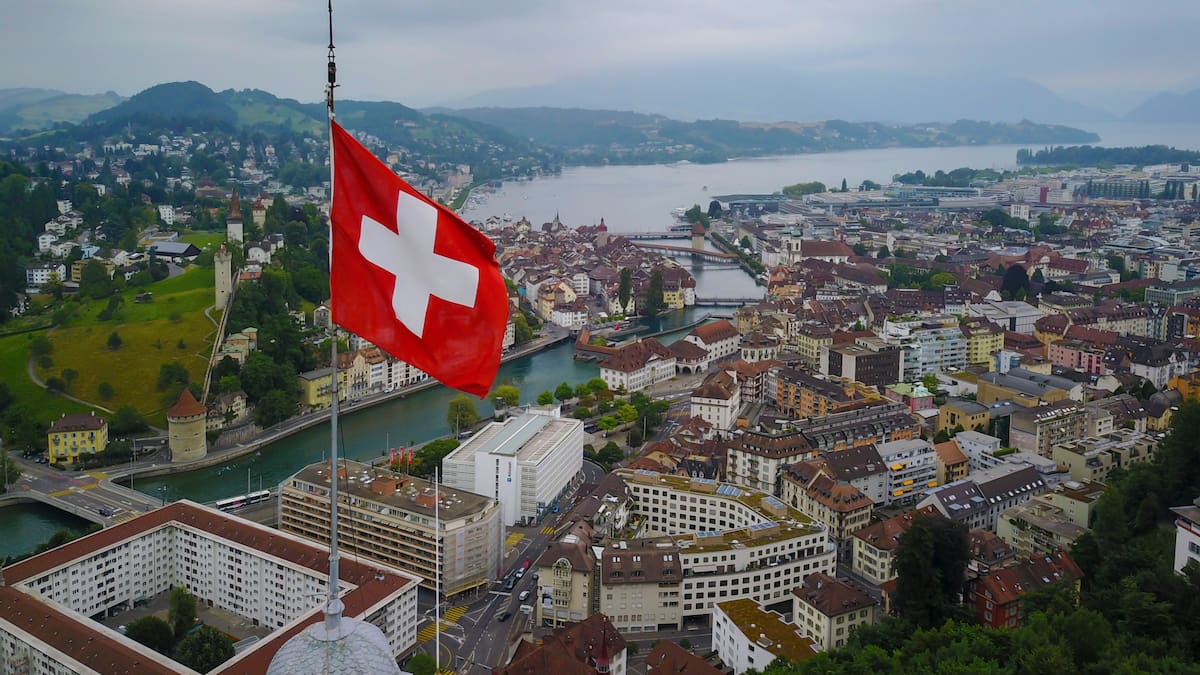 Suiza vota si fija un límite de 10 millones de habitantes para frenar la presión sobre vivienda, transporte y servicios públicos, en una decisión histórica que podría afectar su economía y su relación con Europa