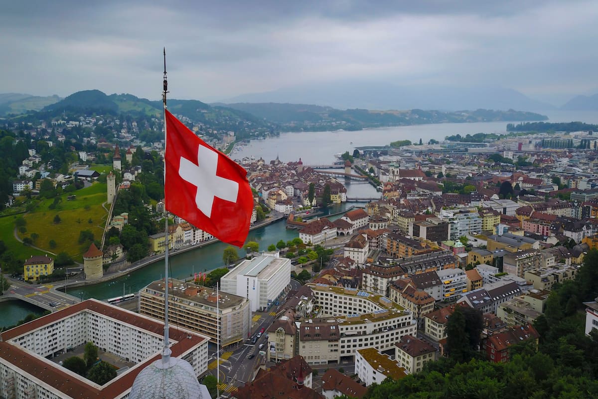 Suiza vota si fija un límite de 10 millones de habitantes para frenar la presión sobre vivienda, transporte y servicios públicos, en una decisión histórica que podría afectar su economía y su relación con Europa