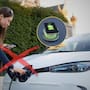 Mientras los autos eléctricos reducen las visitas al taller hasta en un 45 por ciento y eliminan piezas complejas, las marcas de lujo introducen sistemas de recarga por inducción que redefinen la experiencia de uso diario