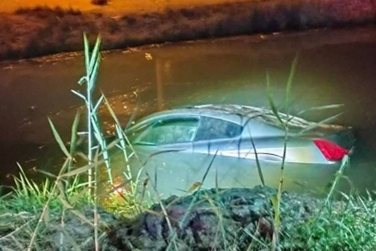 Cae su vehículo a canal de riego y lo abandona en la carretera a Santa Isabel