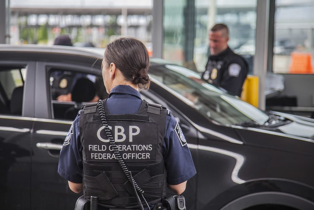 Según la orden que acaba de aprobar el presidente estadounidense, Donald Trump, sí es posible que se retire la visa a una persona que ingrese con visa de turista a su territorio con el propósito de dar a luz.| Foto: CBP.