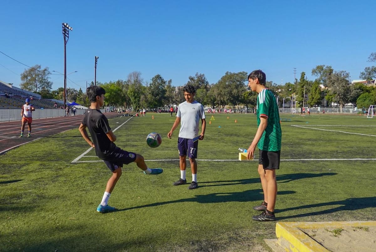 Con apoyo de la comunidad y tras realizar boteos para reunir recursos, jóvenes futbolistas de Tijuana participarán en el Torneo Nacional Rebaño Chivas en Guadalajara, donde competirán en distintas categorías. Foto: Border Zoom