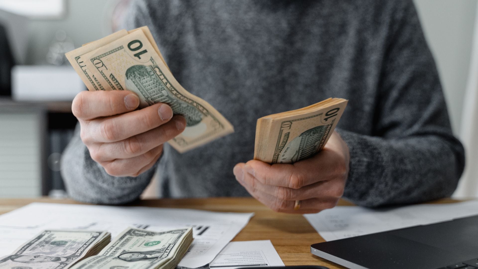El peso se depreció levemente frente al dólar, mientras la Bolsa Mexicana de Valores registró ganancias