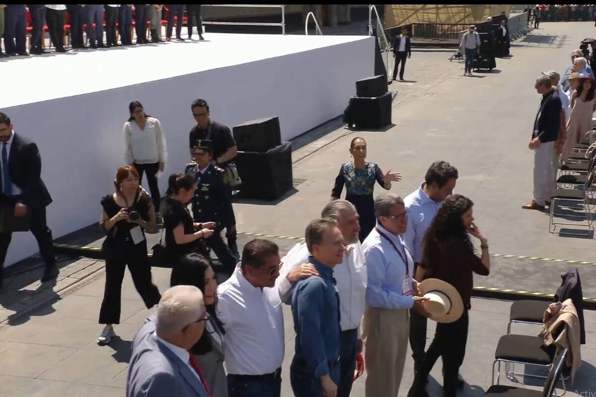 ¡Primero la foto! Así hijo de AMLO, Alcalde, Monreal y otros legisladores “ignoraron” a Sheinbaum en su llegada al Zócalo