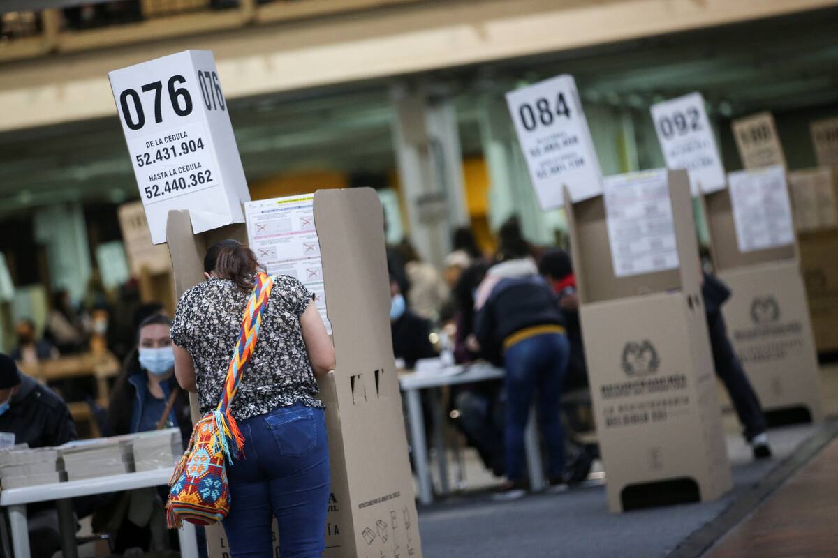 Una persona marca su papeleta de votación durante las elecciones para el Congreso y las coaliciones para elegir tres candidatos que irán a la primera vuelta de los comicios presidenciales, en Bogotá, Colombia, 13 de marzo, 2022. REUTERS/Luisa González