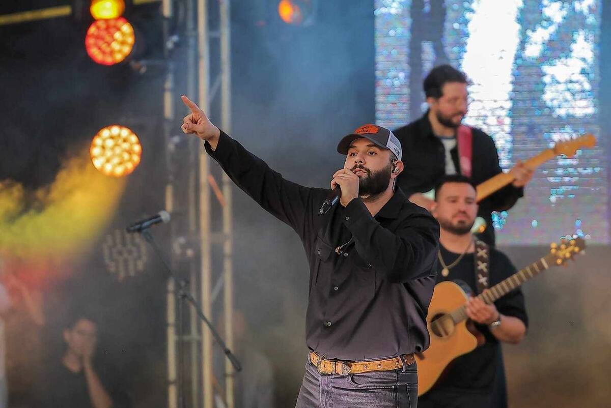El cantante hermosillense Carin León presentó cinco canciones para la inauguración del parque La Sauceda. | Crédito: Eleazar Escobar