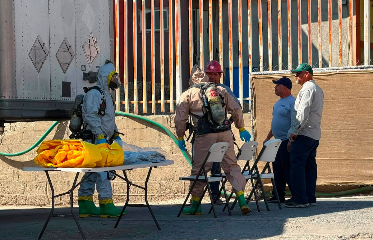 Bomberos de Tijuana atendieron una fuga de ácido nítrico en una fábrica de Ciudad Industrial, luego de que un incendio fuera controlado por la brigada interna. Foto: Border Zoom.
