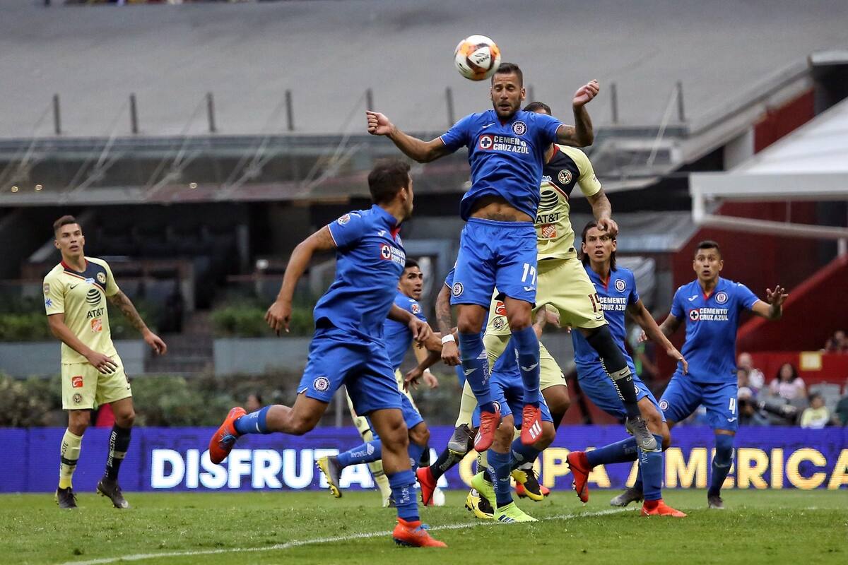 Aparece manta fuera del Azteca por el Cruz Azul vs América