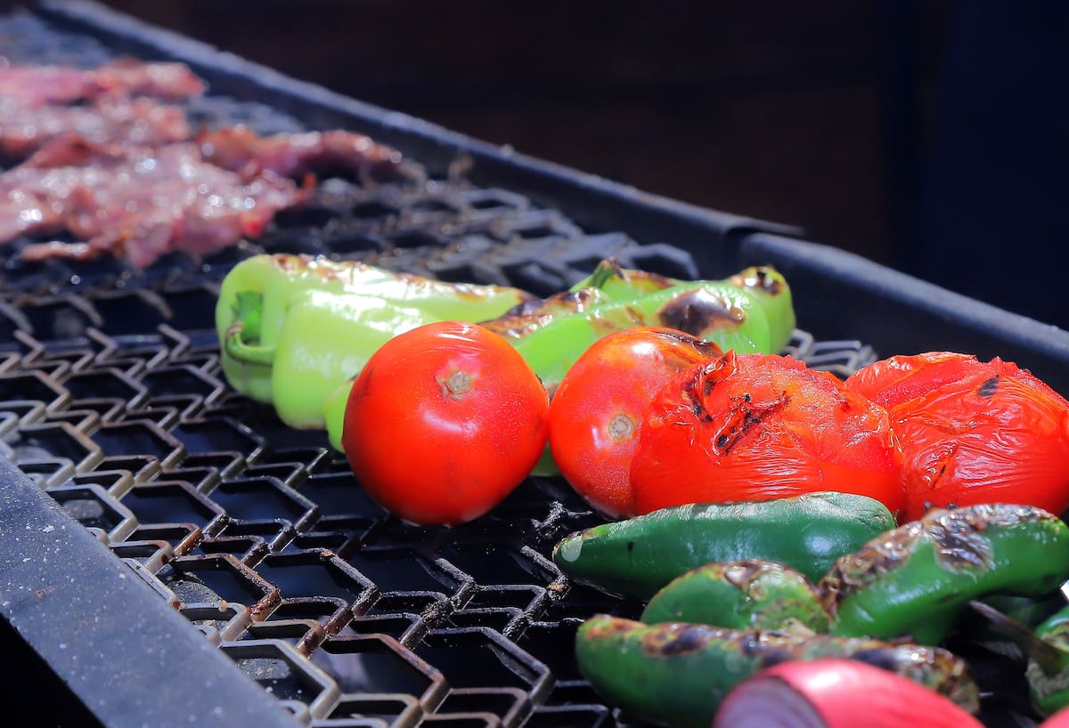 La carne suele terminar en tacos preparados con tortillas de harina o maíz, guacamole, cebollitas asadas, salsa y limón. | Banco digital GH