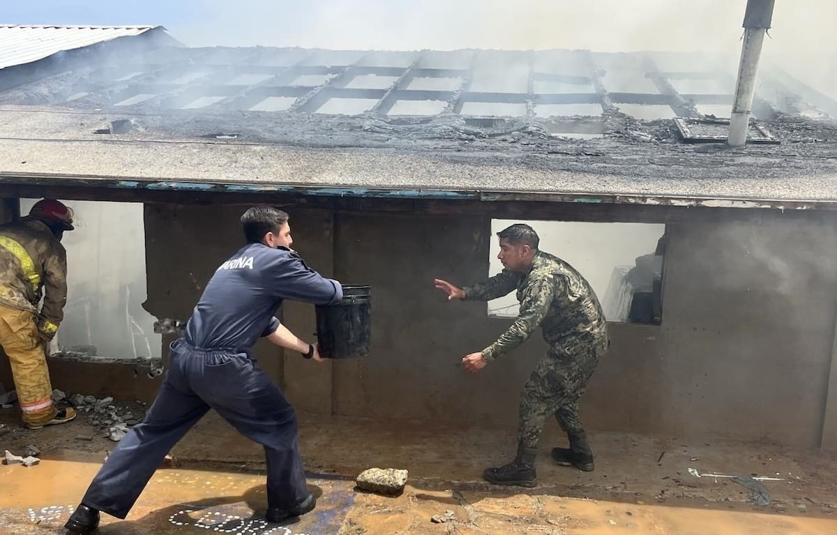 Un incendio en el centro de rehabilitación “Casa Hogar Caridad Isla de Cedros” fue sofocado por personal de la Secretaría de Marina y Bomberos Voluntarios; no se reportaron pérdidas humanas. Foto: Cortesía