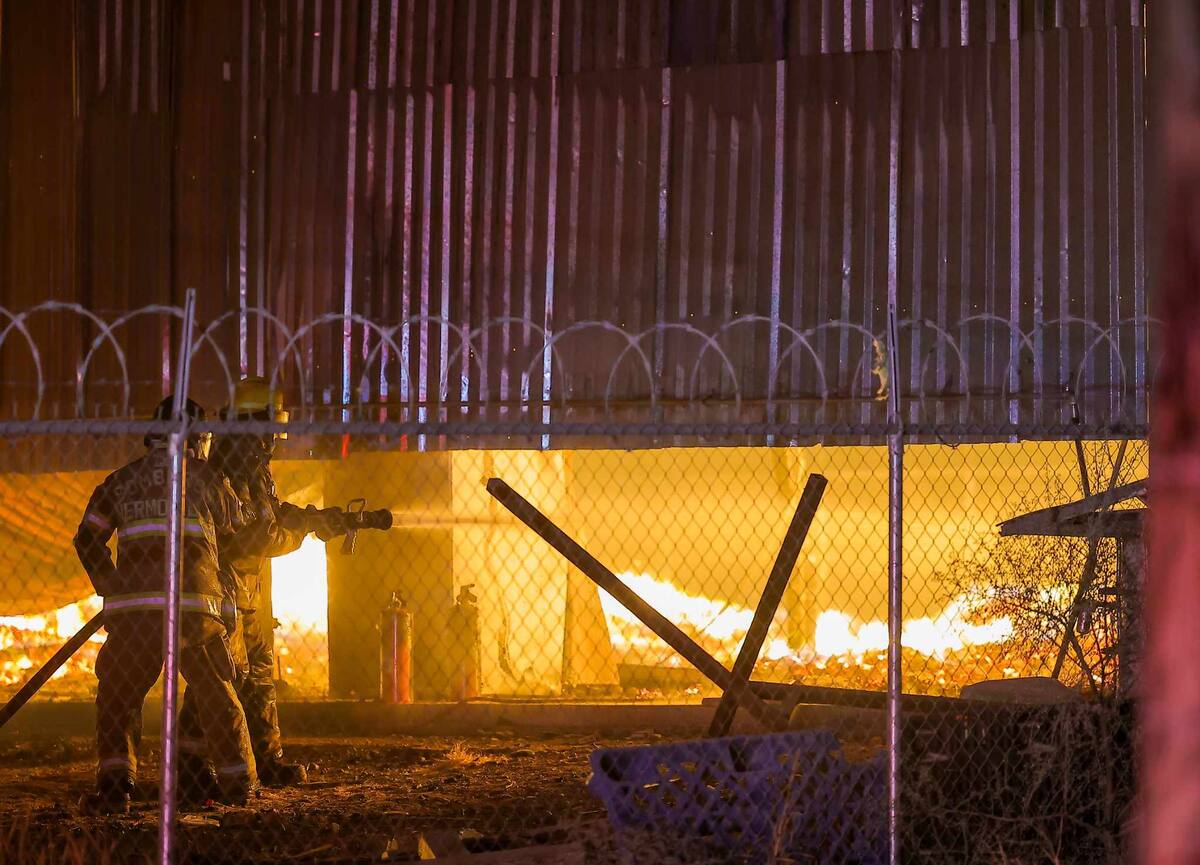 Bomberos en labores. / Imagen por Eleazar Escobar.