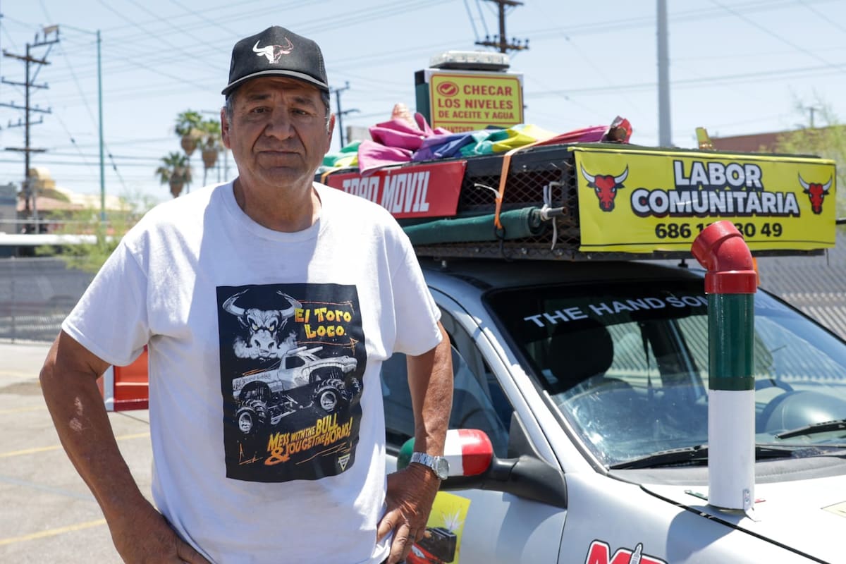 “El Ángel de las Calles”: Hombre a sus 67 años dedica su vida para auxiliar automovilistas gratis alrededor de Mexicali