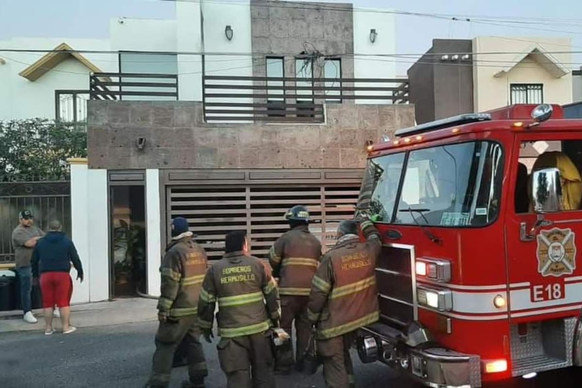 Bomberos de Hermosillo rescatan a familia de incendio en colonia Mixcoac, se resguardaron en terraza