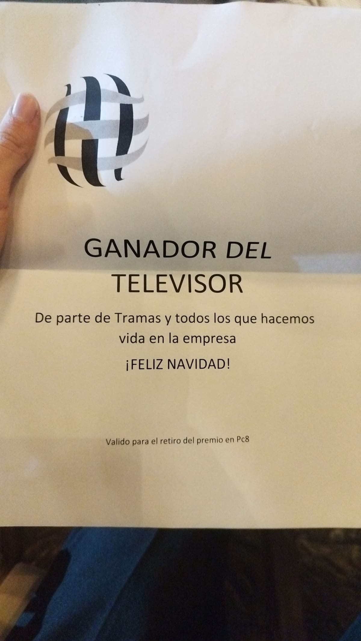 Tras ganar un televisor en la posada del trabajo, el empleado tuvo que renunciar, pero ahora no le quieren dar su premio ya que solo tenía un vale para canjearlo.