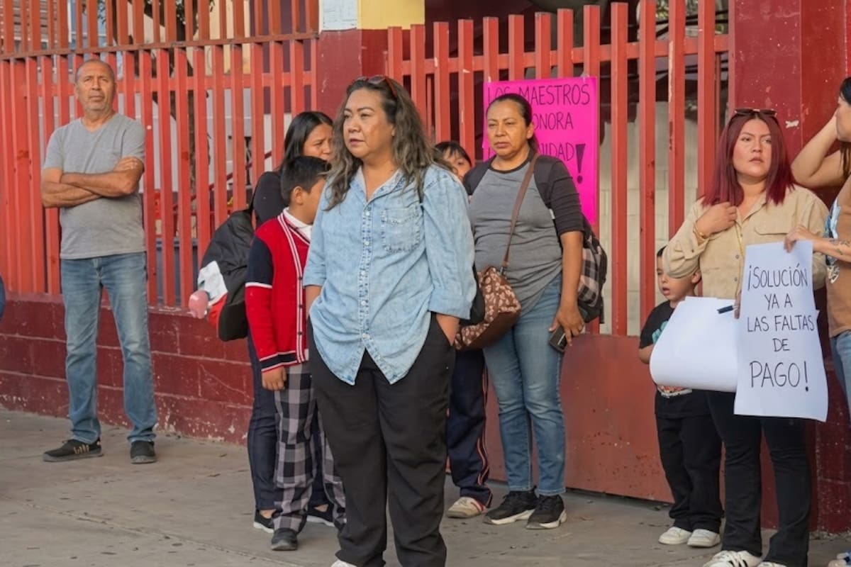 Padres toman primaria de Tijuana para exigir maestros; tres grupos siguen sin docente