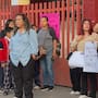 Padres toman primaria de Tijuana para exigir maestros; tres grupos siguen sin docente