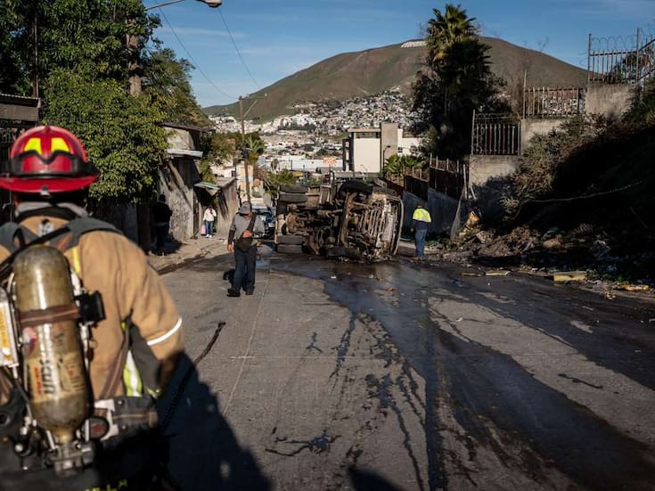 Camión recolector de basura termina incendiado tras volcarse en Jardines de La Mesa