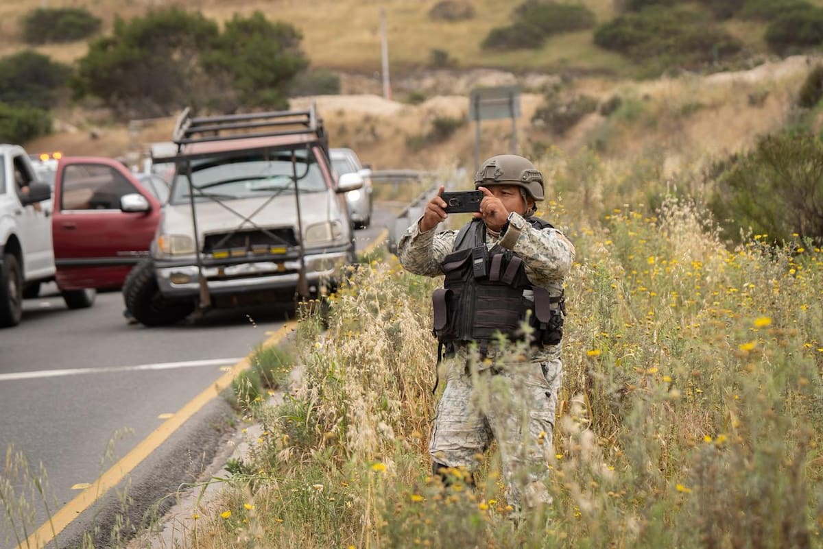 El accidente ocurrió la tarde del martes y no se reportaron personas con lesiones de gravedad, pese a la volcadura de uno de los vehículos. Foto: Border Zoom